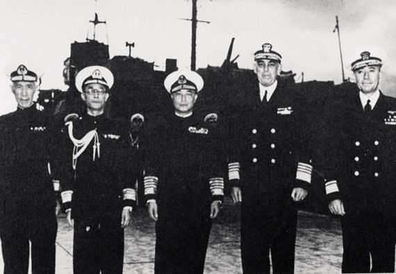 1945年9月17日，陈绍宽（左三）代表国民政府海军在上海接收日军在华舰艇