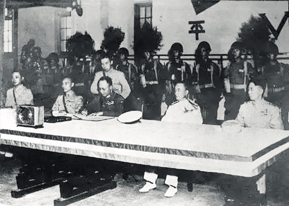 1945年9月9日，陈绍宽（前排右二）出席中国战区对日受降典礼