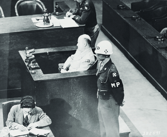 1947年5月12日，美方证人巴雷特上校出庭作证